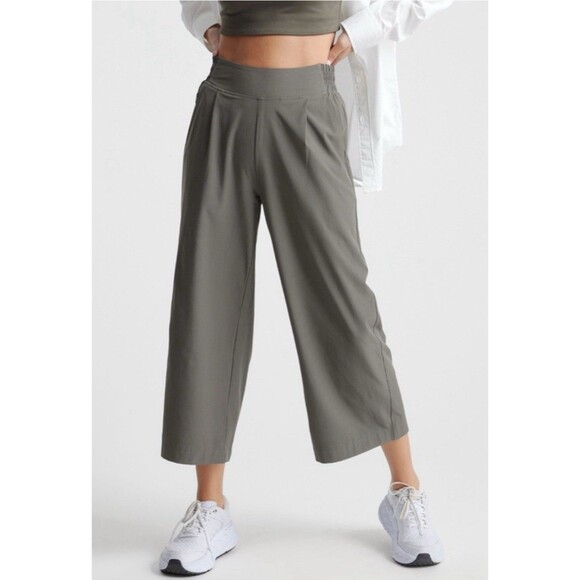 Quince Women’s Performance Tech Wide Leg Lightweight Pants Athleisure  Olive M - Picture 1 of 7